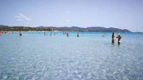 Parada en una playa de Villasimius y mar cristalino