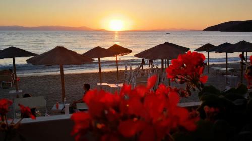 Coucher de soleil sur la mer à Villasimius sur la plage