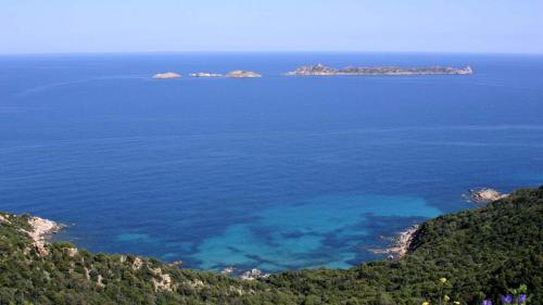 Blick auf das Meer von Villasimius mit klaren Flecken