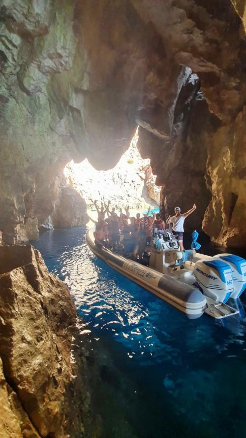 Schlauchbootfahrer in der Blauen Grotte von Bugerru, Grotta Azzurra
