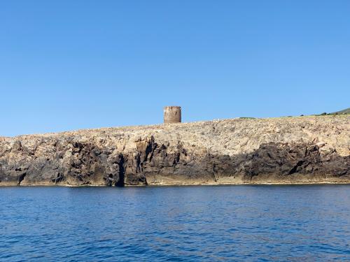 Bugerru Küste Felsen und Turm