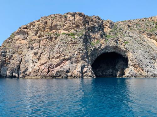 Höhle in einer Klippe bei Bugerru