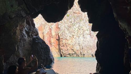 Sosta all'interno della grotta Sardegna