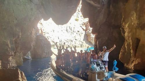 Glückliche Wanderer in der Höhle von Sardinia