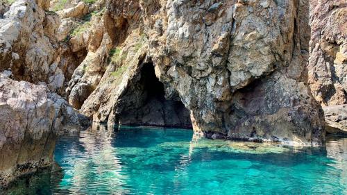 Grotta con acqua color smeraldo nella costa di Buggerru