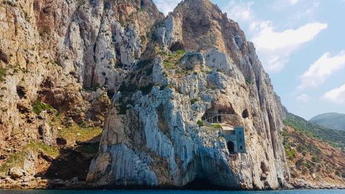 Halt vor Porto Flavia während des Ausflugs mit dem Schlauchboot