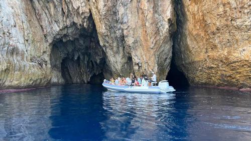 Gommone naviga nell'acqua blu