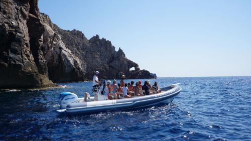 Gommone naviga nella costa di Buggerru