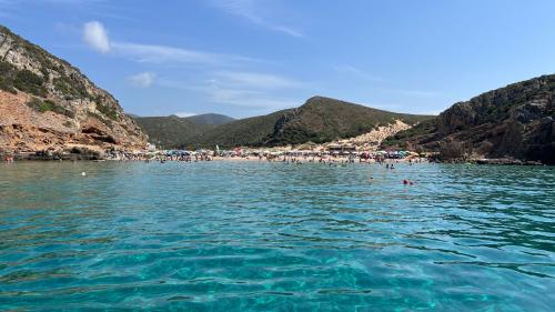 Halt am Strand von Cala Domestica
