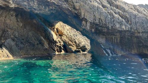 Piccolo arco con acqua verde smeraldo