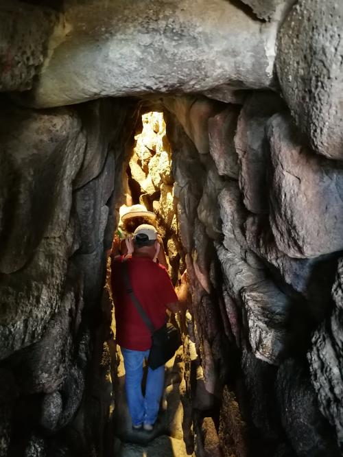 Interno del nuraghe Barumini e visita guidata