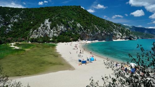 Golf von Orosei Panoramablick auf Cala Luna von den Felsen der Route