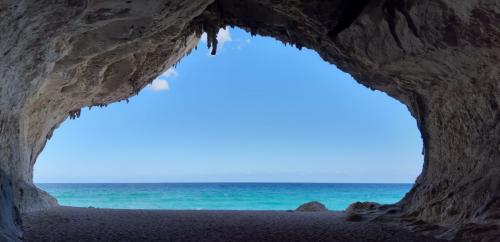 Blick aus dem Inneren einer typischen Höhle von Cala Luna