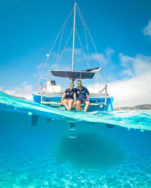 Couple à bord d'un catamaran