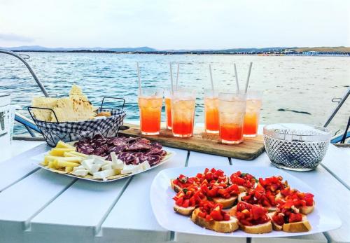 Aperitivo servito a bordo di un catamarano