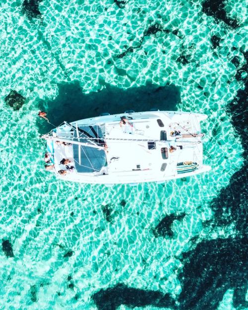 Foto-Drohne-Katamaran im Golf von Asinara