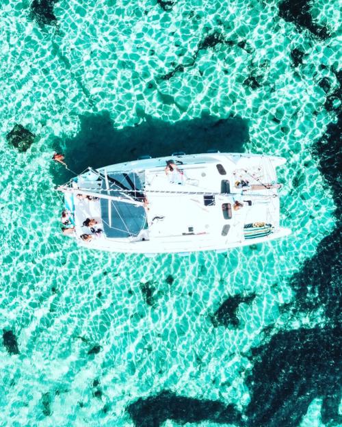 foto drone catamarano nel Golfo dell'Asinara