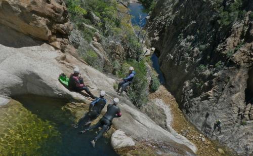 Randonneurs lors d'une expérience de canyoning