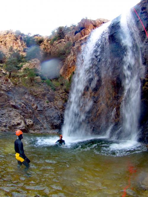 Wasserfall in Rio Pitrisconi und Wanderer