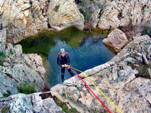 Junge beim Canyoning-Ausflug in Rio Pitrisconi