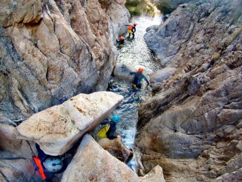 Personas durante una excursión guiada al río Pitrisconi