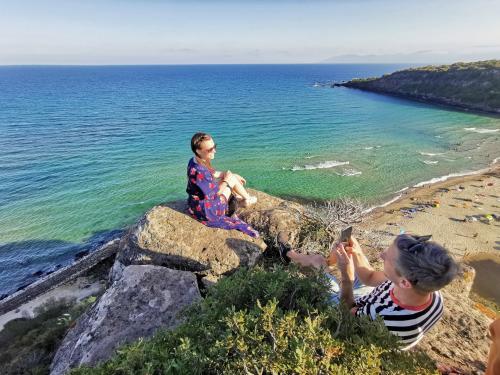 <p>Excursionistas durante el recorrido escénico en 4x4 en el territorio de Orosei</p><p><br></p>