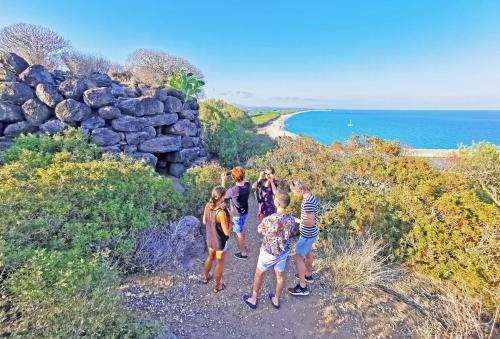 <p>Turistas con guía para descubrir el Nuraghe Osala</p><p><br></p>