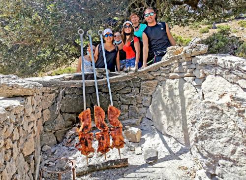 Cochinillo asado servido durante un almuerzo típico con pastores locales en Orgosolo