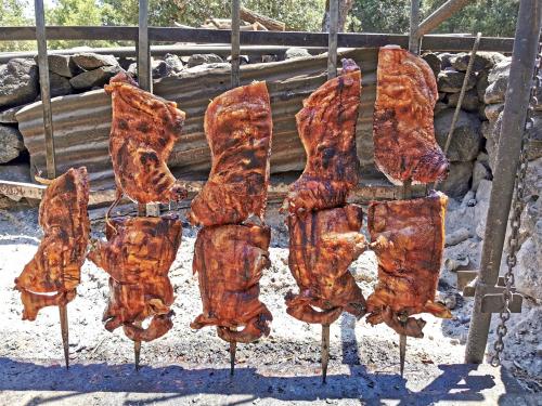 Cochinillo asado servido durante un almuerzo típico con pastores locales en Orgosolo