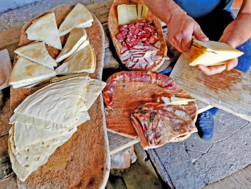 Aperitivo típico sardo servido durante el almuerzo con los pastores en Orgosolo