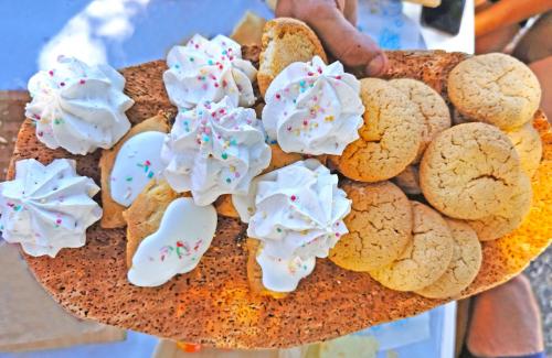 Dulces tradicionales servidos al final del almuerzo típico con los pastores en Orgosolo