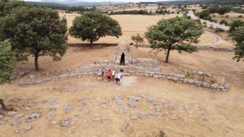 Sitio arqueológico Tomba dei Giganti (Tumba de los gigantes) en la zona de Orgosolo