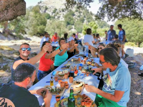 Almuerzo típico sardo con pastores locales en la campiña de Orgosolo