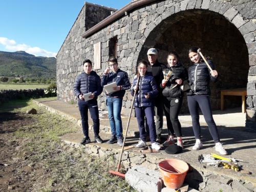 Niños con guía durante una visita guiada en Silanus.