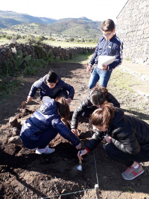 Gruppo di bambini con guida durante esperienza a Silanus 