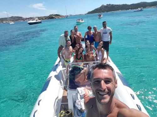 Gruppe von Freunden in einem Schlauchboot am Porto della Madonna