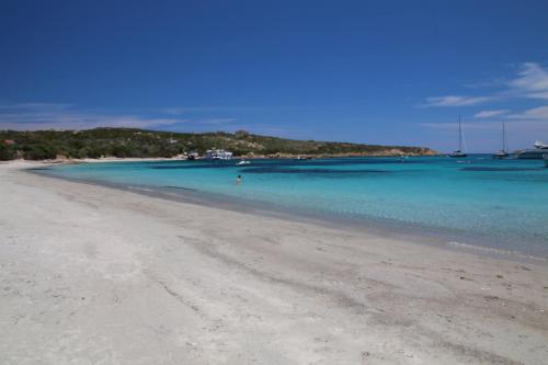Insel mit weißem Strand und kristallklarem Meer im La Maddalena Archipel