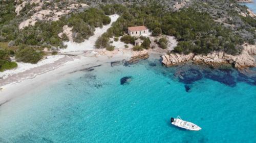 Beiboot in Cala Granara auf der Insel Spargi