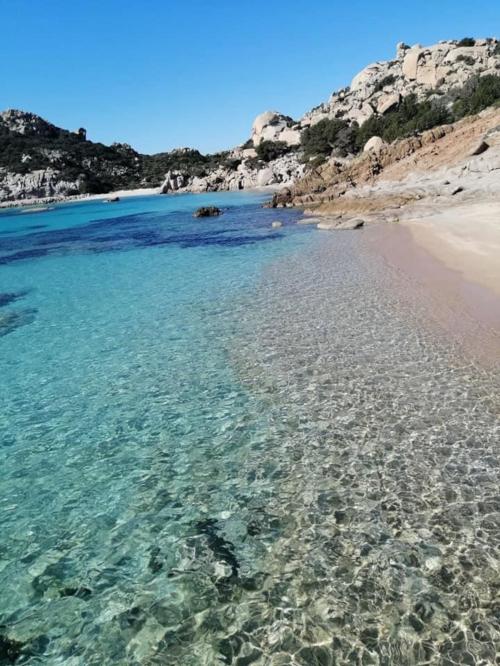 Strand einer Insel von La Maddalena