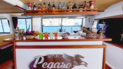 Il bar dell'imbarcazione durante l'escursione nel Golfo di Orosei