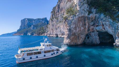 Motonave vicino alle grotte del Bue Marino nel Golfo di Orosei