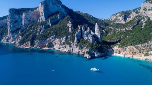Motonave mentre naviga nella costa del Golfo di Orosei vicino alla guglia di Cala Goloritzè