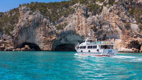 Motonave mentre si avvicina all'entrata della grotta del Bue Marino
