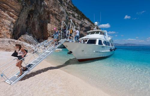 Motorschiff kommt in Cala Mariolu an