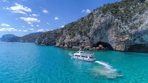 Motorschiff im blauen Meer