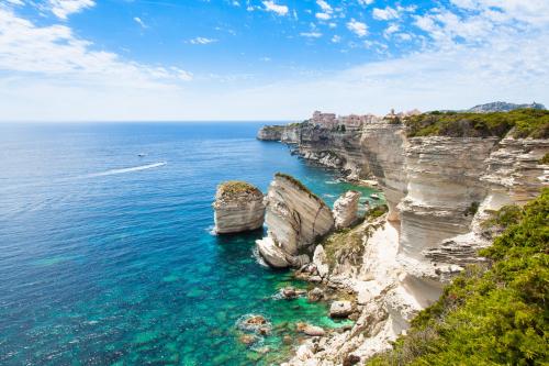 Rochers surplombant la mer à Bonifacio