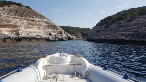 Gommone durante tour giornaliero in Corsica