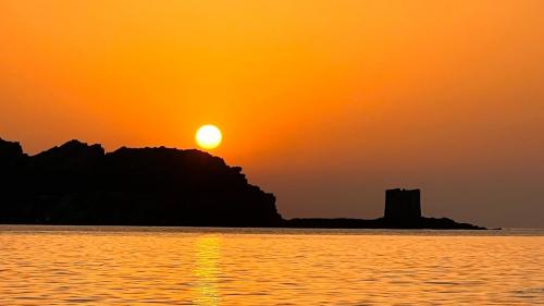 Il sole che tramonta a La Pelosa