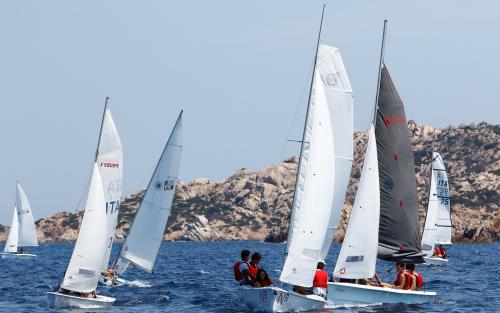 Barche a vela in uscita durante un corso per under 18