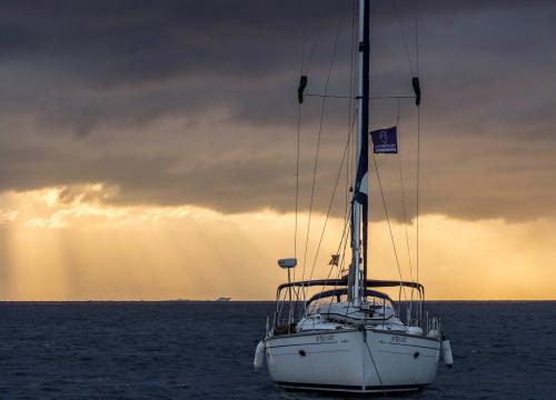 Barca a vela al tramonto nell'Isola de La Maddalena